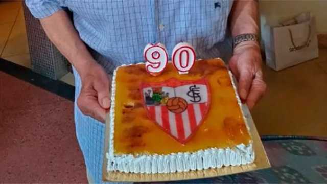 Una tarta especial del sevilla para los 90 años de Domingo Muñoz, el socio número 1. (Foto: @SevillaFC)