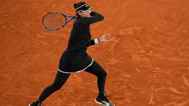 Muguruza totalmente de negro, imagen insólita en este Roland Garros otoñal. (Foto: @rolandgarros)