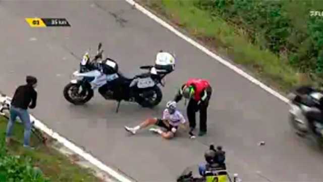 El tremendo accidente de Alaphilippe contra una moto. (Foto: YouTube/FloBikes): )