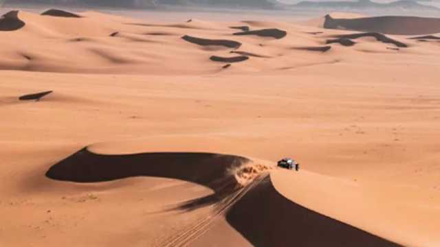 Abriendo camino entre las dunas saudís. (Foto: @dakar)