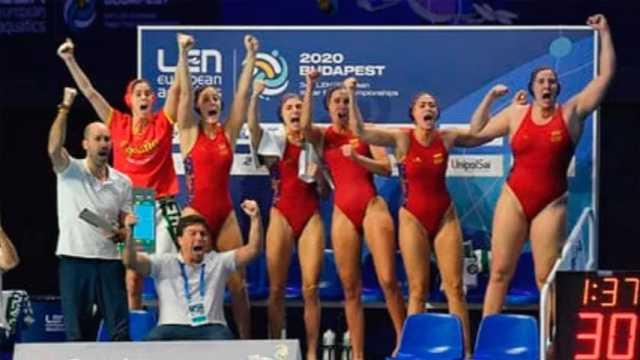 La alegría de las \"guerreras del agua\", de nuevo campeonas de Europa. (Foto: @RFEN)