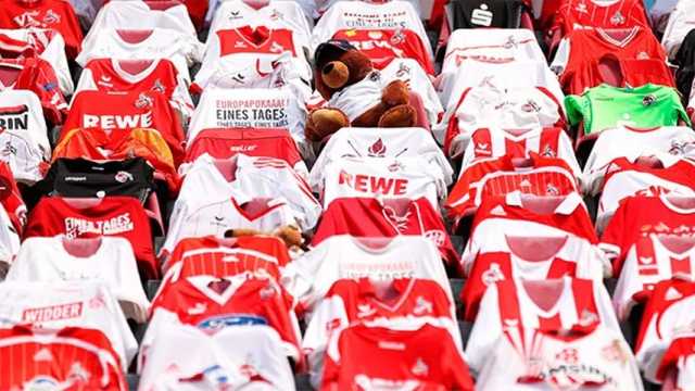 El Colonia colocó camisetas, bufandas y muñecoa para que los jugadores sintieran el apoyo de los hinchas. (Foto: @Bundesliga)
