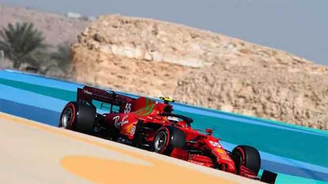 Carlos Sainz con su bólido de Ferrari bajo todos los focos. (Foto: @Carlossainz55)